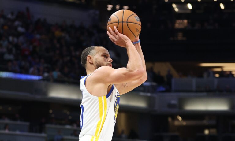 stephen-curry-de-los-warriors-se-convierte-en-el-primer-jugador-de-la-nba-en-anotar-4-000-triples-y-5-000-estan-a-su-alcance
